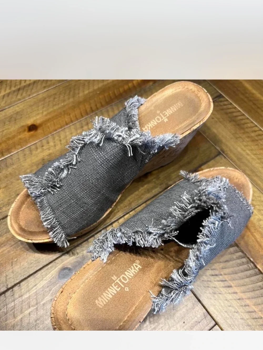 Minnetonka Gray Fringe Wedge Sandals with cork Sole women’s size 8